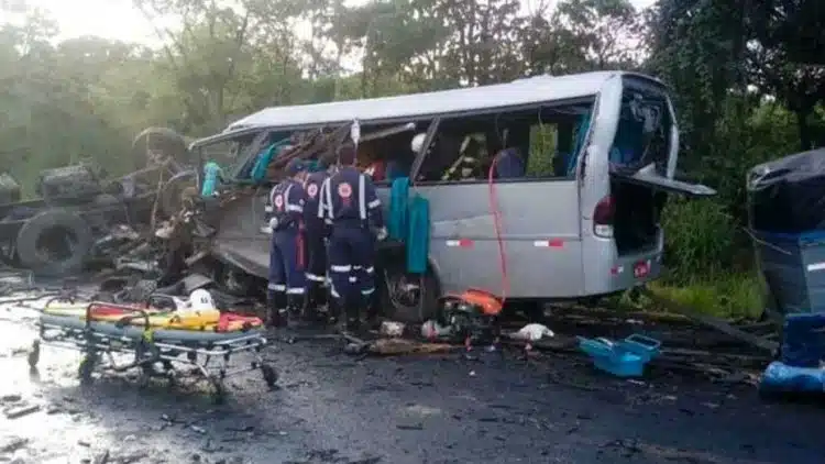 Choque entre autobús de pasajeros y camión deja 25 víctimas mortales