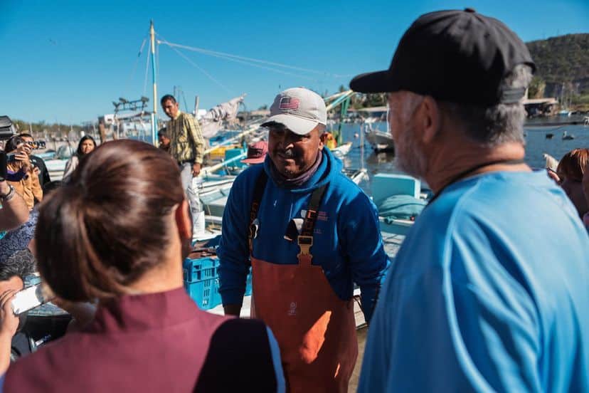 Claudia Sheibaum Pardo y pescadores del puerto de Topolobampo.