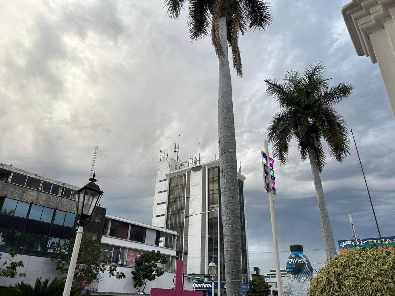 Cielo con nubes que estás cargadas de agua y palmeras en Culiacán