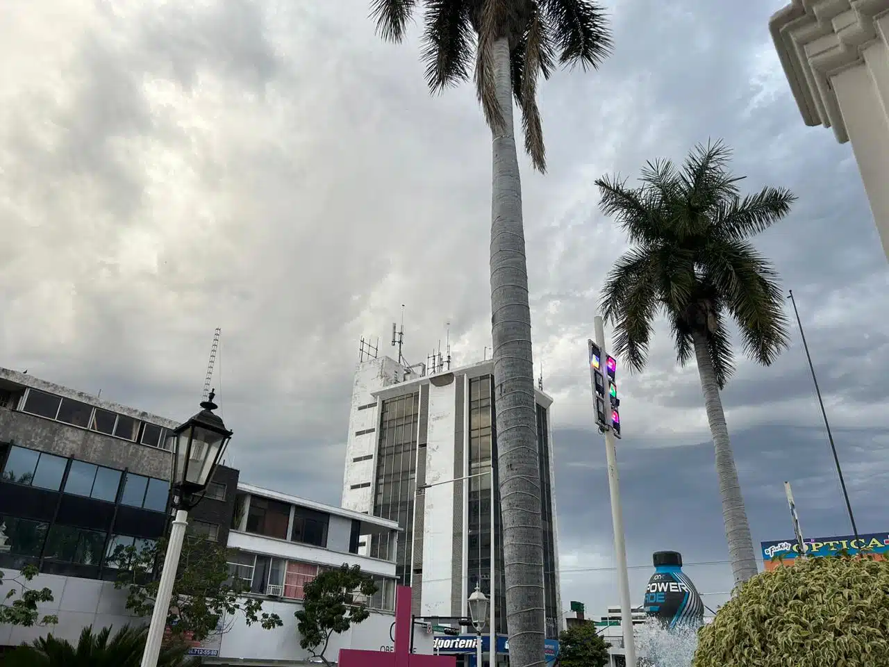 Cielo con nubes que estás cargadas de agua y palmeras en Culiacán