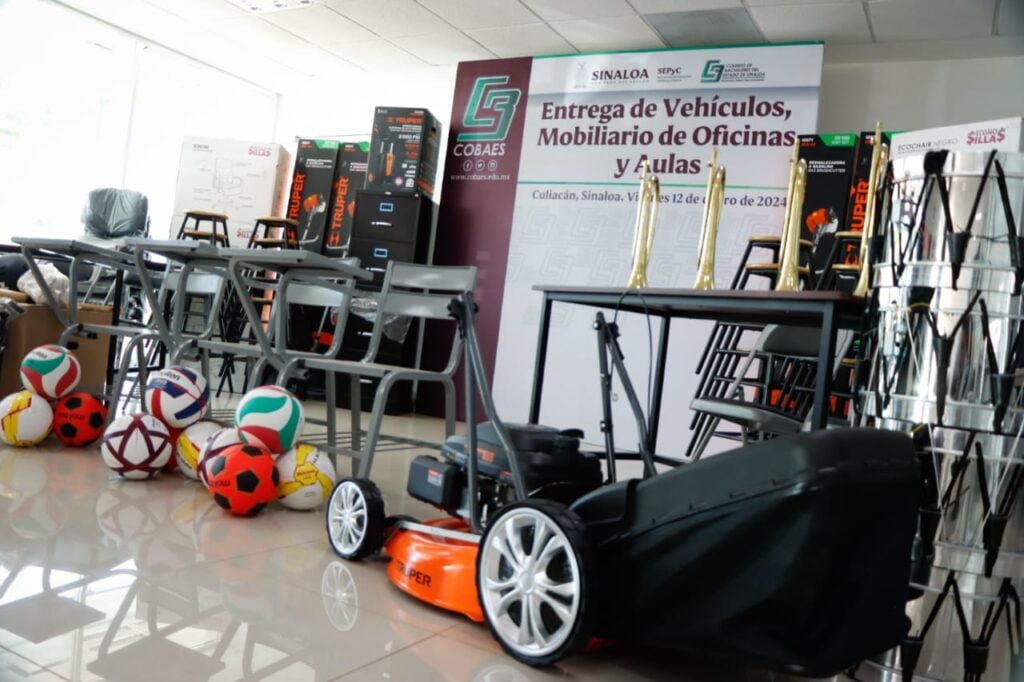 Colegio de Bachilleres del Estado de Sinaloa (Cobaes) recibe mobiliario y vehículos nuevos.