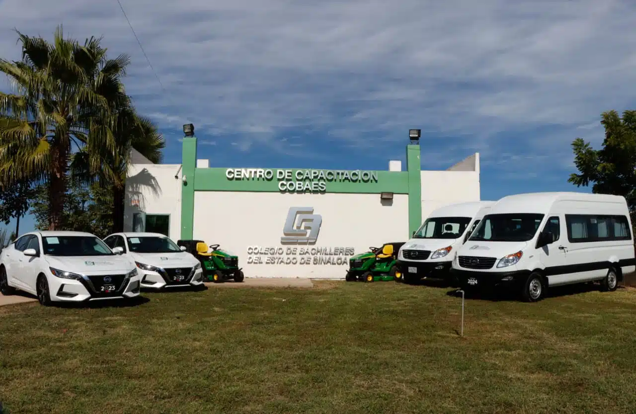 Colegio de Bachilleres del Estado de Sinaloa (Cobaes) recibe mobiliario y vehículos nuevos.