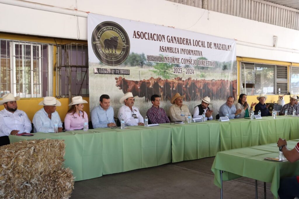 Conferencia de la Asociación Ganadera Local de Mazatlán en la asamblea para elegir al presidente