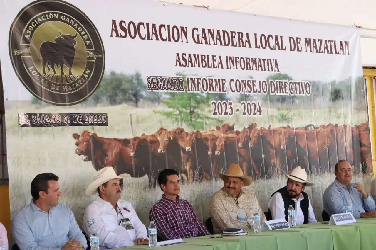 Conferencia de la Asociación Ganadera Local de Mazatlán en la asamblea para elegir al presidente