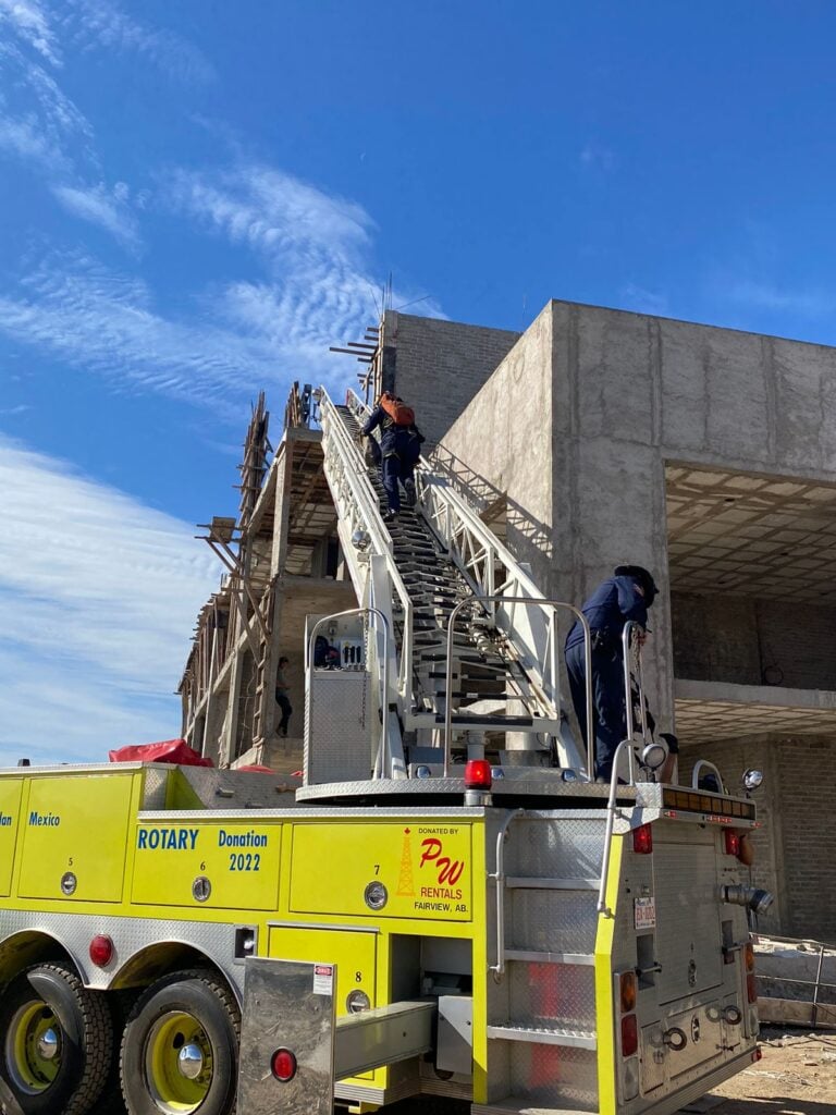 Bomberos Voluntarios Mazatlán en el lugar del accidente.