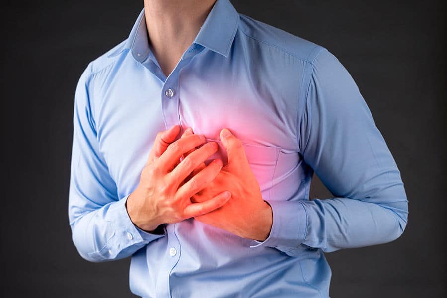 Hombre con sus manos colocadas a la altura de donde se encuentra su corazón