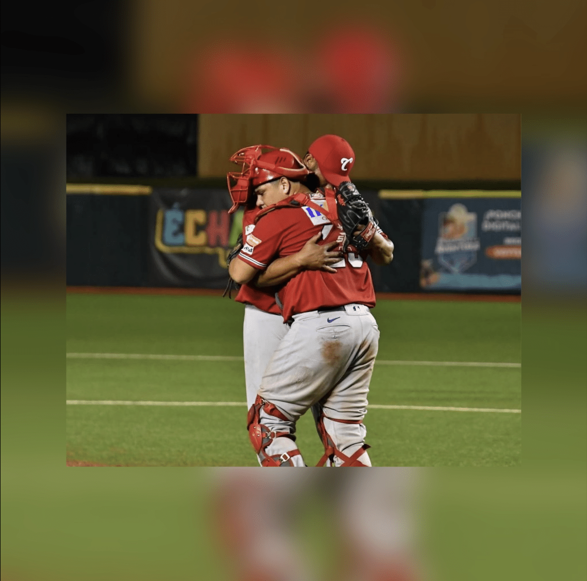 2 jugadores de beisbol abrazados del equipo Criollos de Caguas