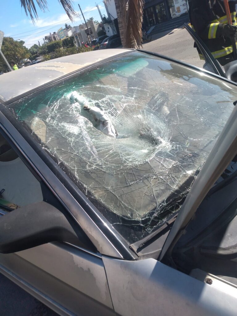 Cristal roto de un auto tras choque en Mazatlán