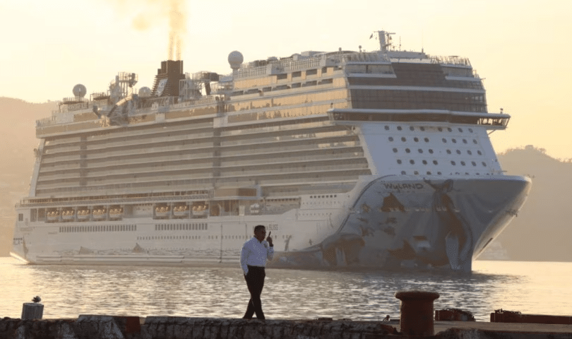 Arriba primer crucero a Acapulco tras huracán Otis