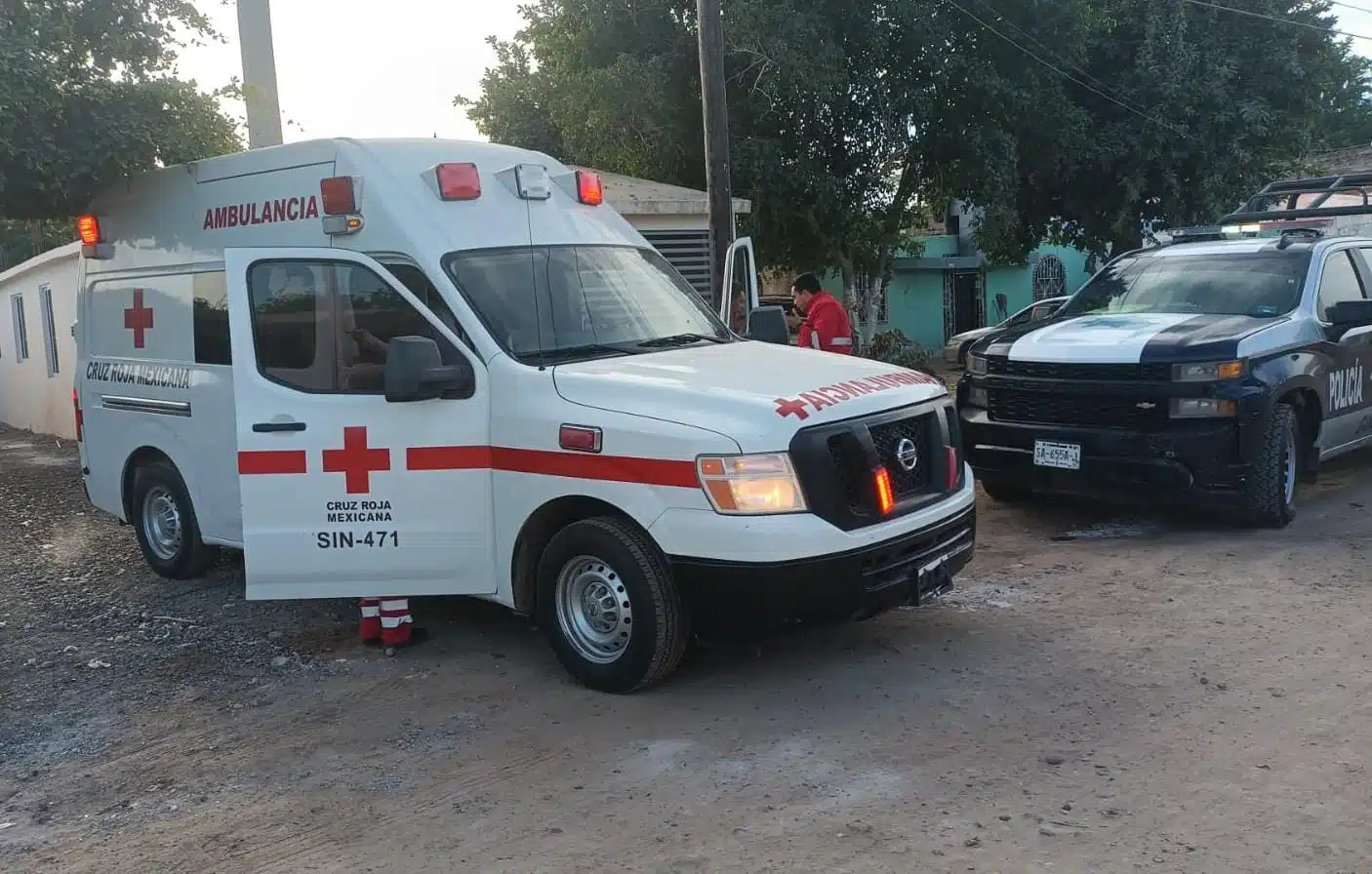 Ambulancia de la Cruz Roja en una cartería de Adolfo Ruíz Cortines en Guasave