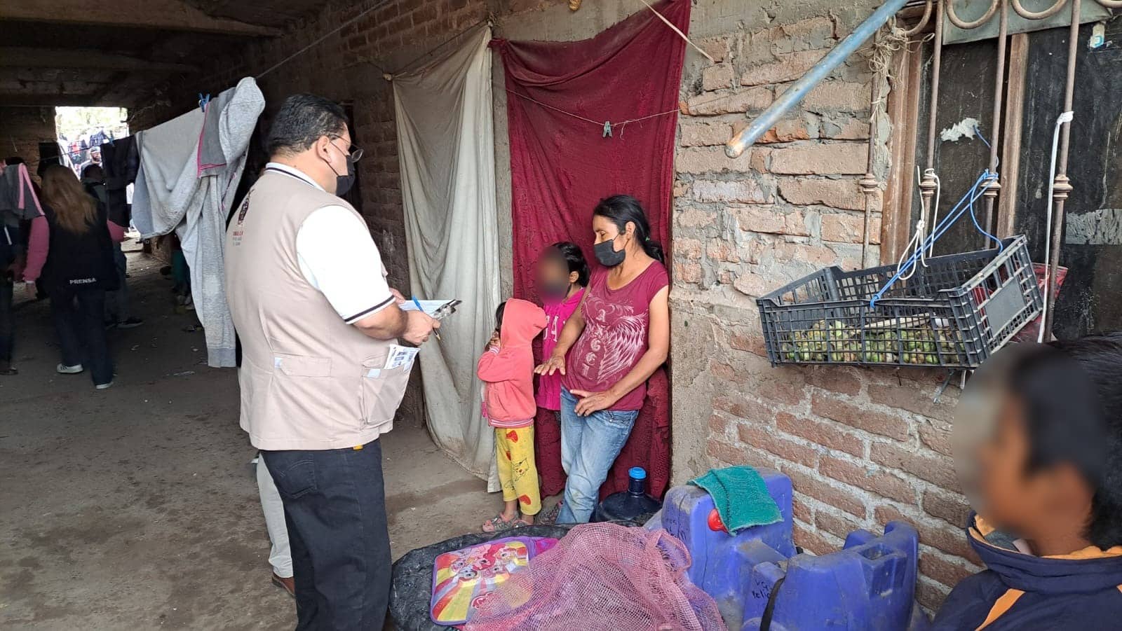 Jornaleros con sus hijos en cuarterías de Ruíz Cortines, Guasave