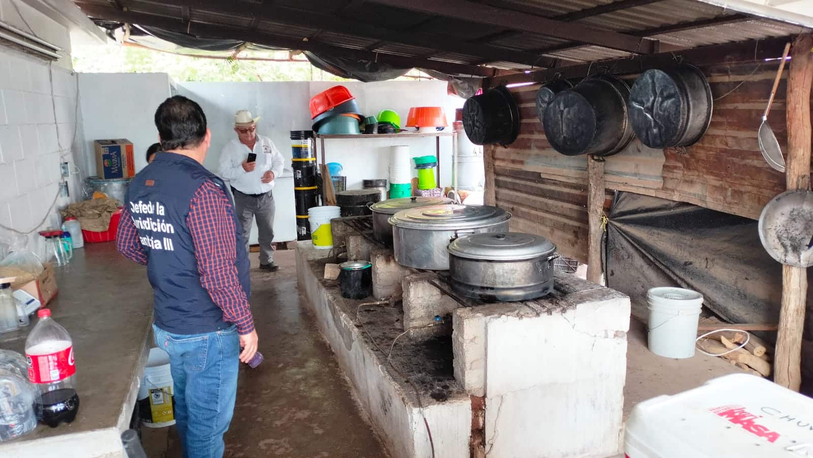 Personas supervisando cuarterías de Angostura