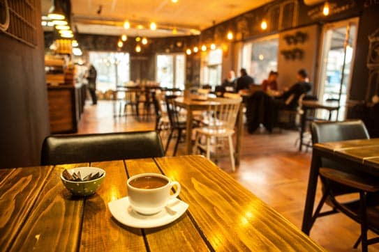 Demandan a famosa cadena de cafeterías por atentar contra los Derechos Humanos