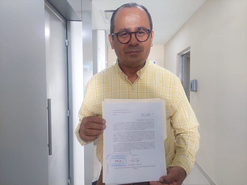 Marco César Ojeda, vocero de la UAdeO, con el documento de denuncia ante la ASE en Culiacán