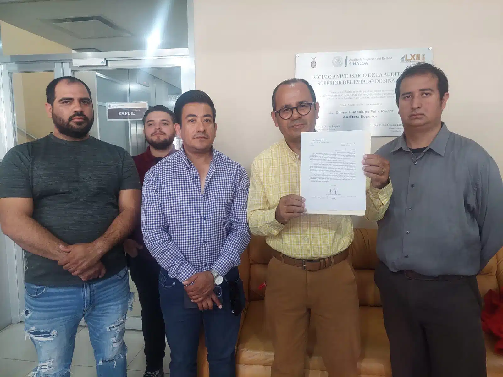4 personas de la UAdeO con la hoja de denuncia ante la ASE en Culiacán