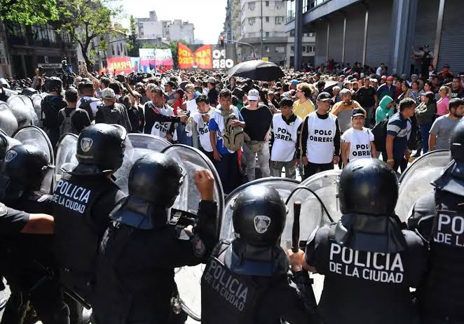 Denuncian muerte de 32 personas en los 35 días del Gobierno de Milei