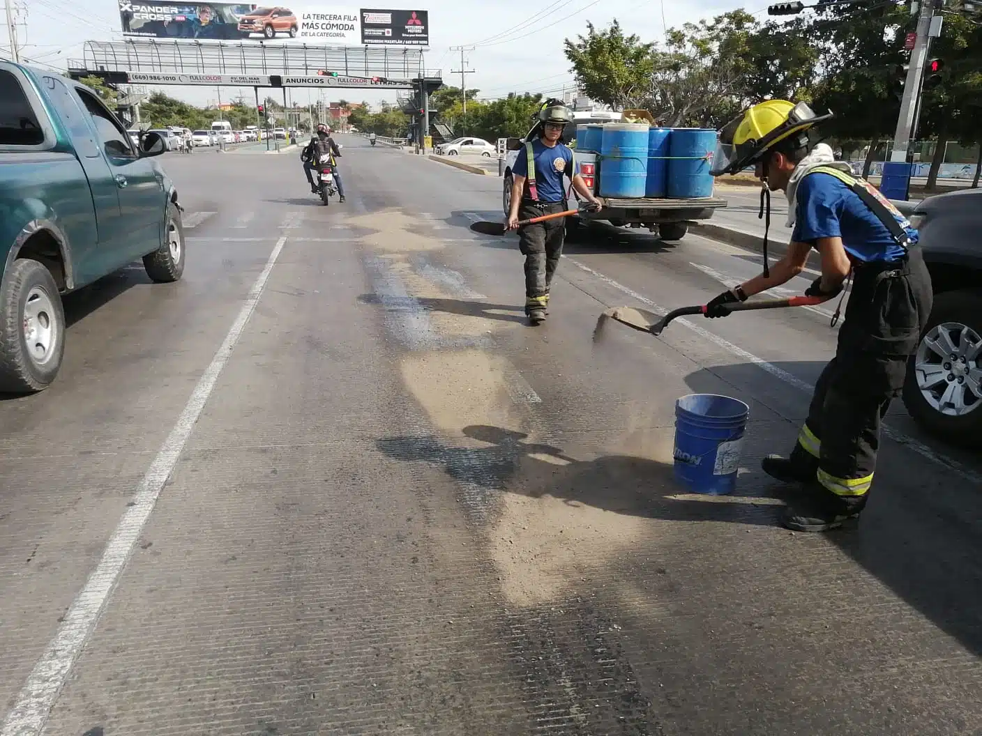 Bomberos Veteranos Mazatlán estuvieron tapando fugas de aceite en el pavimento para evitar accidentes.