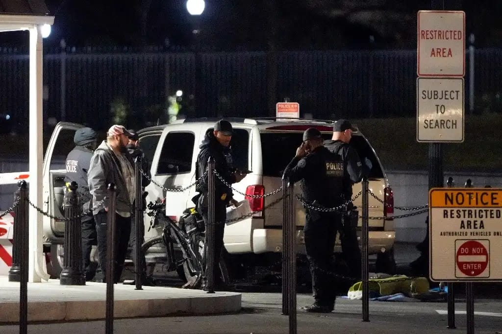 Detienen a sujeto que estrelló su vehículo contra las rejas de la Casa Blanca