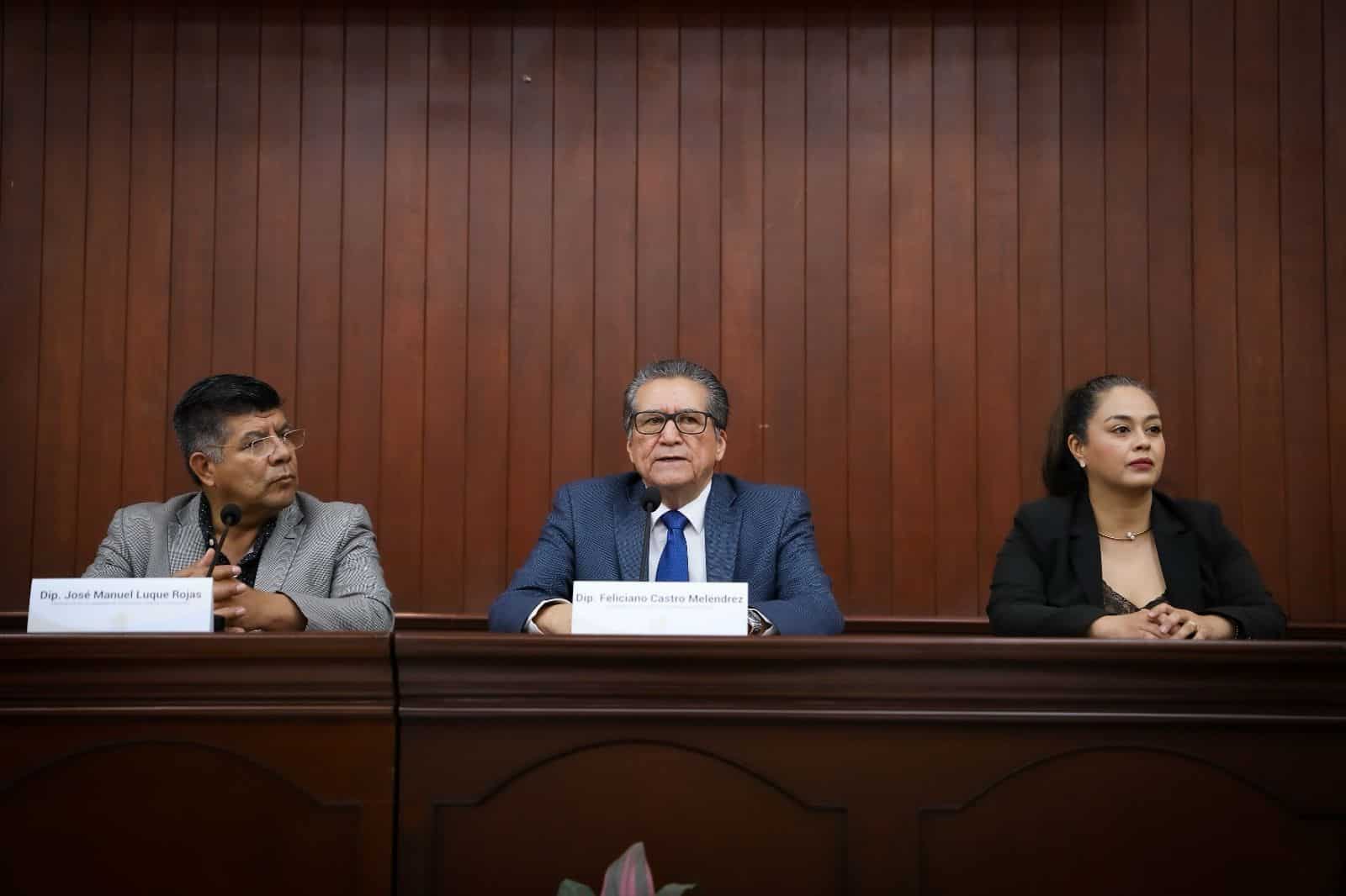 Feliciano Castro Meléndrez, presidente de la Junta de Coordinación Política del Congreso de Sinaloa y los diputados José Manuel Luque y Cecilia Covarrubias.