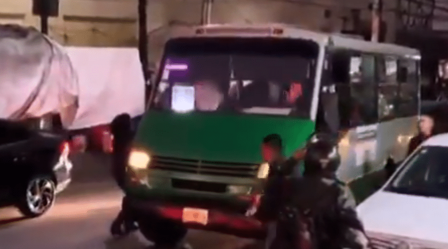 Camionero golpea a mujer
