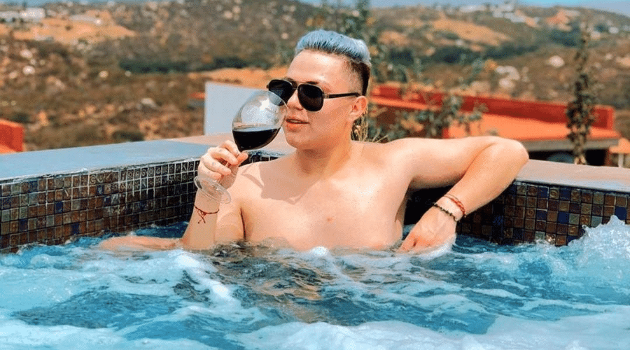 En un jacuzzi disfrutando de un vino.