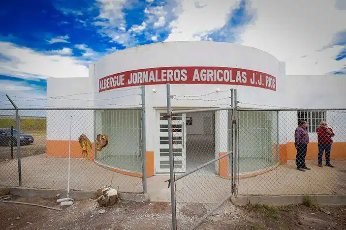 Edificio del albergue para jornaleros agrícolas en Juan José Ríos
