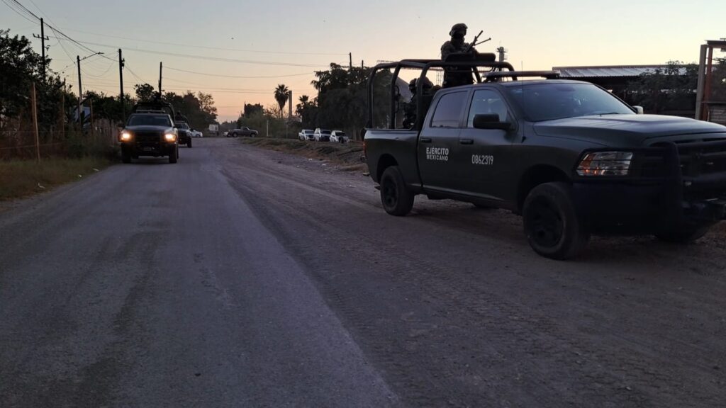 Ejército Mexicano en el lugar donde encontraron el cuerpo de un hombre asesinado en Culiacán