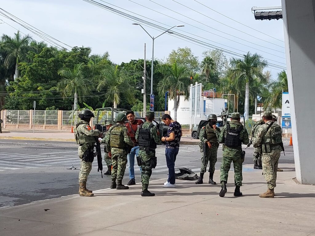 Choque entre militares y civiles en Culiacán.