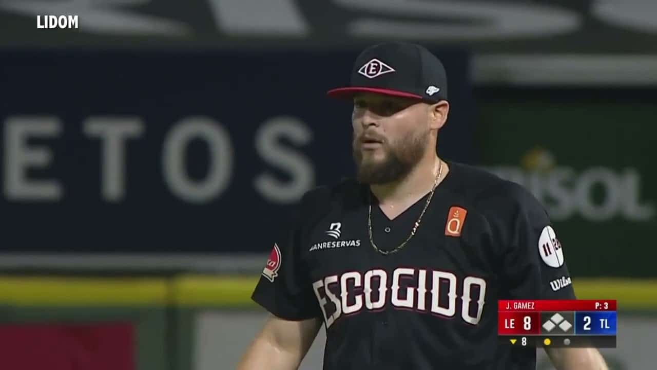 El pitcher derecho Juan Gámez con los Leones del Escogido en República Dominicana