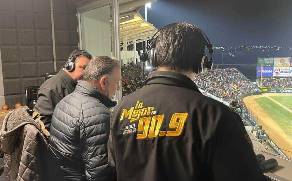 El presidente de la Liga Arco Mexicana del Pacífico en cabina de transmisión de La Mejor 90.9 FM y 540 AM de RSN el Grupo Más Fuerte en Comunicación