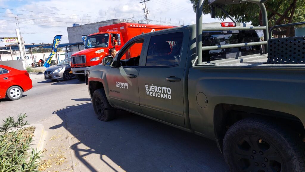 Camioneta del Ejercito Mexicano con llantas ponchadas