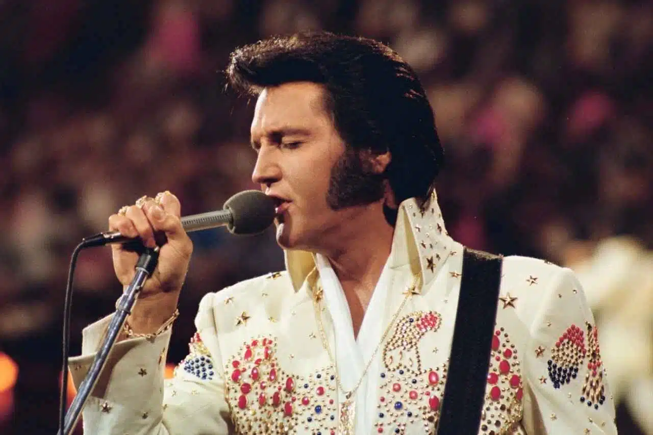 Fotografía de Elvis Presley cantando