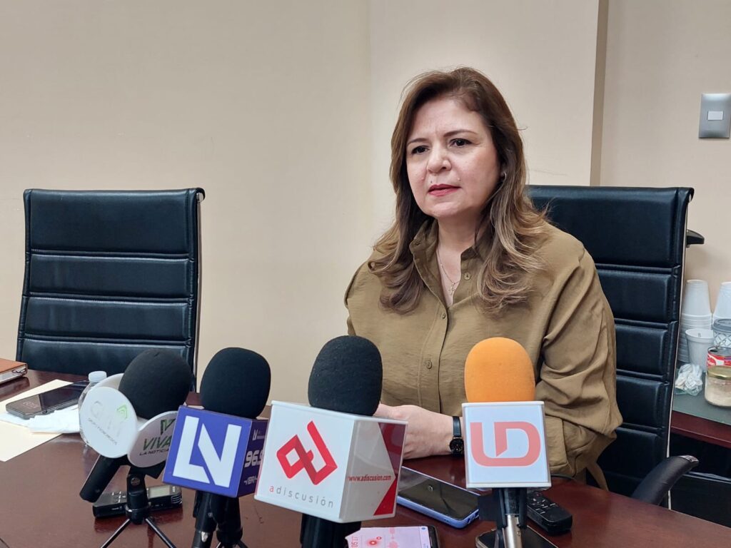 Emma Guadalupe Félix Rivera, titular de la ASE, en la entrevista con los medios de comunicación en Culiacán