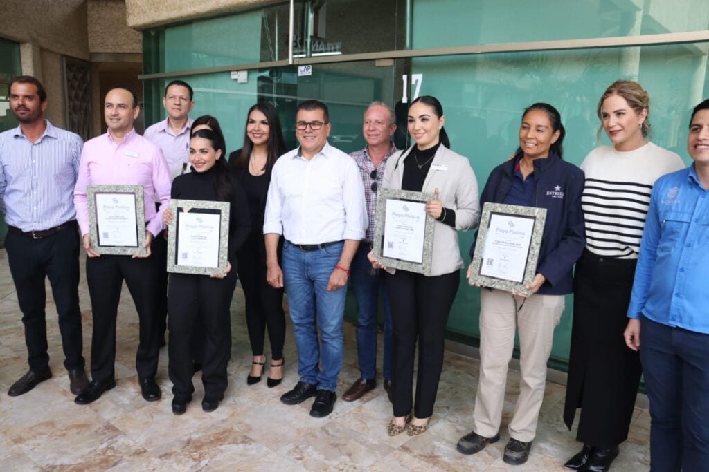 Édgar González Zataráin encabezó la entrega de los distintivos de Playa Platino a representantes de los hoteles que se encuentran en las áreas certificadas