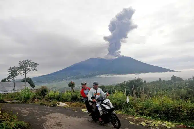 Erupción de volcán Merapi deja varios desplazados en Indonesia