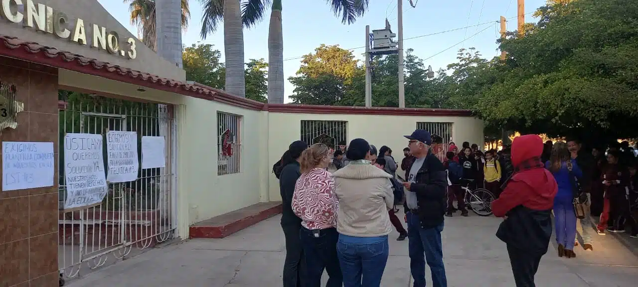 Padres de familia toman la Escuela Secundaria Técnica #3 en El Carrizo