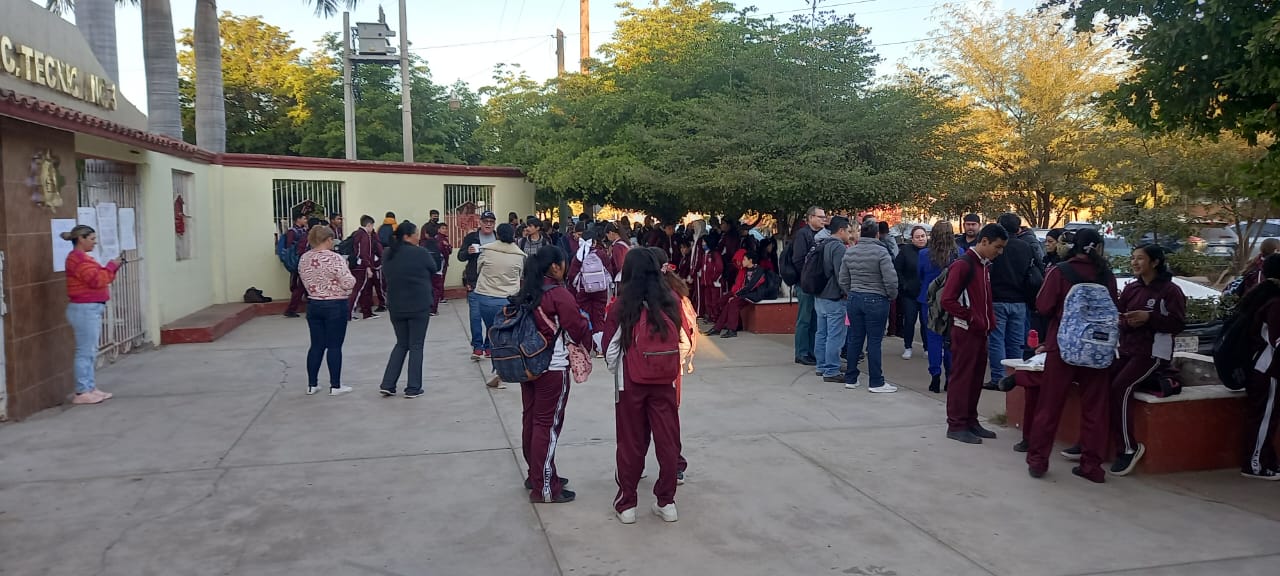 Padres de familia toman la Escuela Secundaria Técnica #3 en El Carrizo