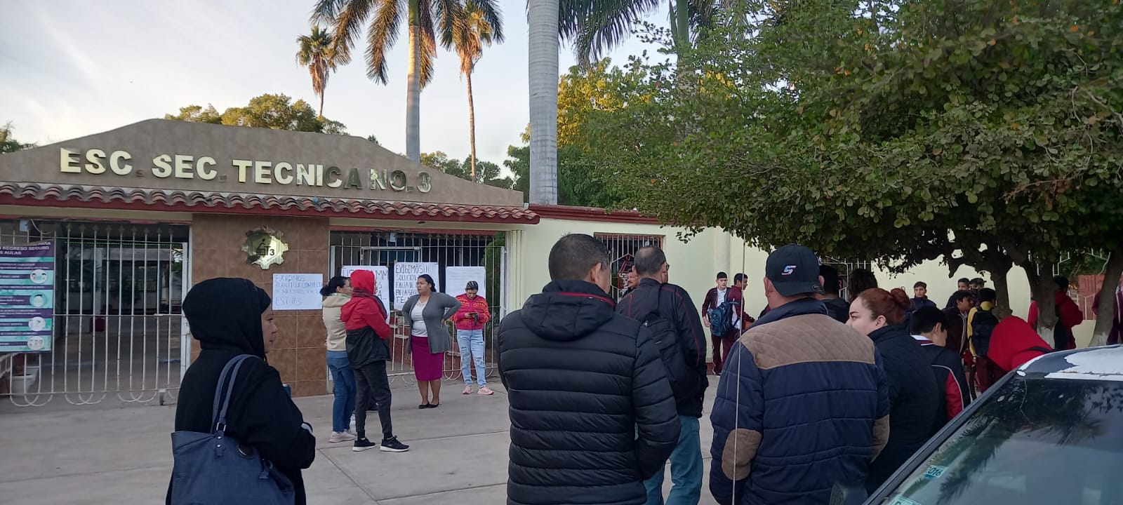 Padres de familia toman la Escuela Secundaria Técnica #3 en El Carrizo