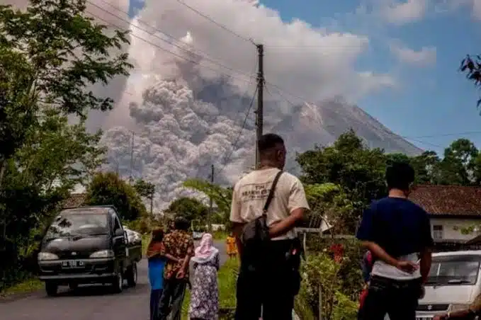 Evacuan a más de mil 500 personas tras erupción de volcán en Indonesia