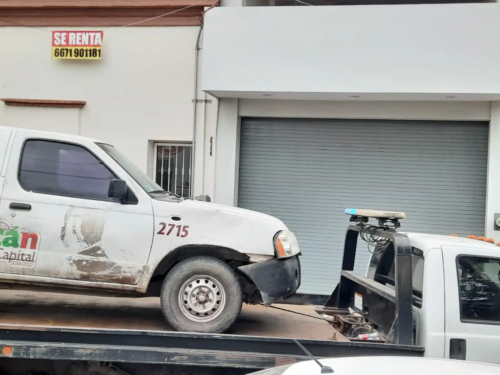 Camioneta del Ayuntamiento de Culiacán donde viajaban Antonio y Agustín, cuando fueron privados de su libertad, arriba de una grúa de la FGE
