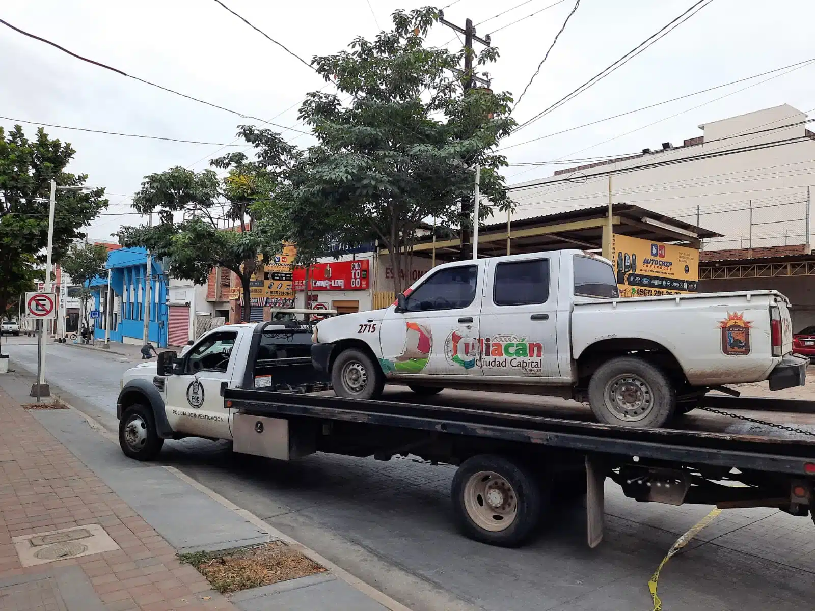 Grúa de la FGE con una camioneta del Ayuntamiento de Culiacán arriba