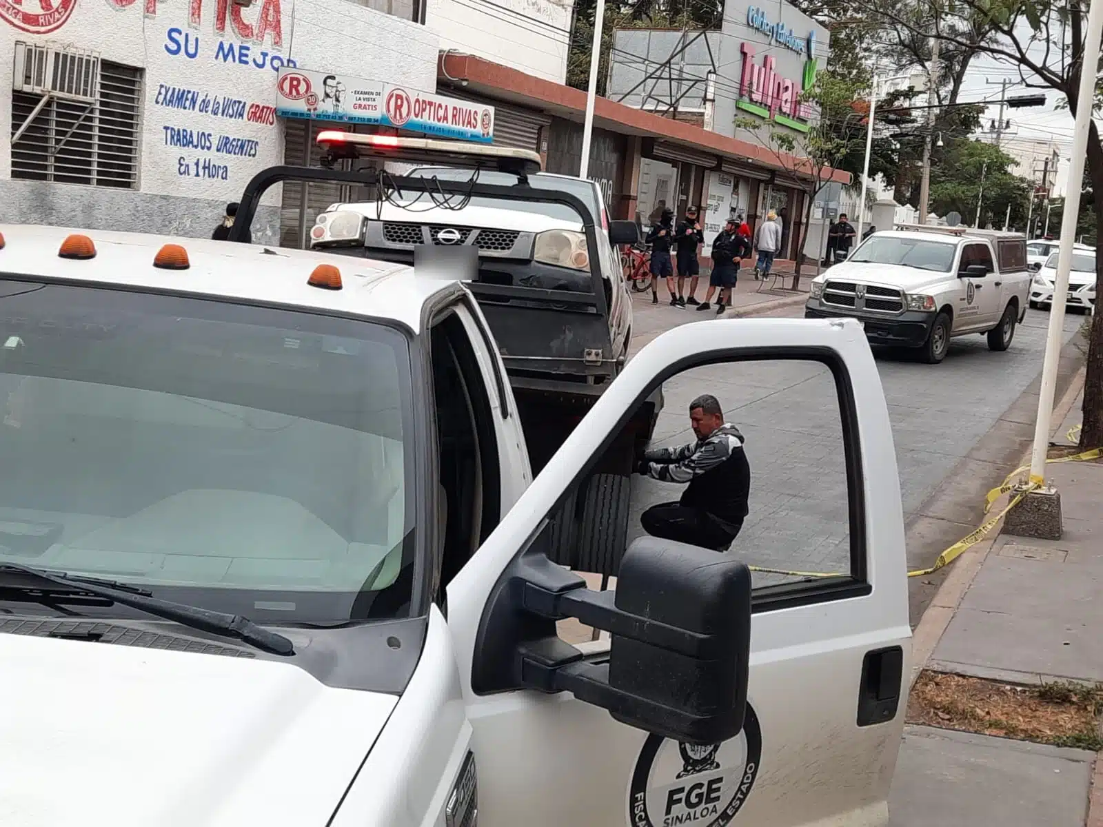 Camioneta del Ayuntamiento de Culiacán donde viajaban Antonio y Agustín, cuando fueron privados de su libertad, arriba de una grúa de la FGE