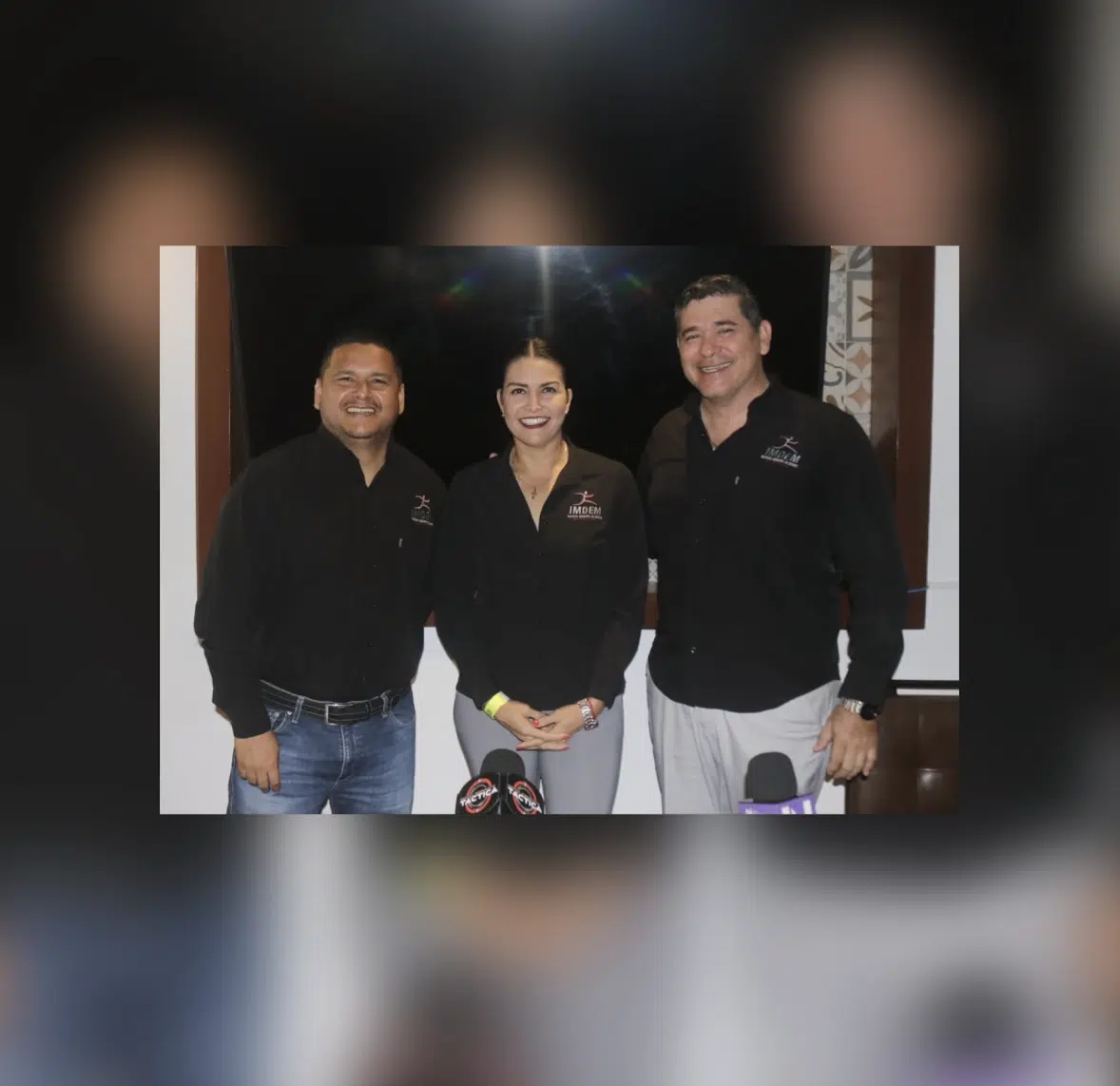 Fabiola Verde Rosas junto a dos personas de su equipo de trabajo de IMDEM en Mazatlán