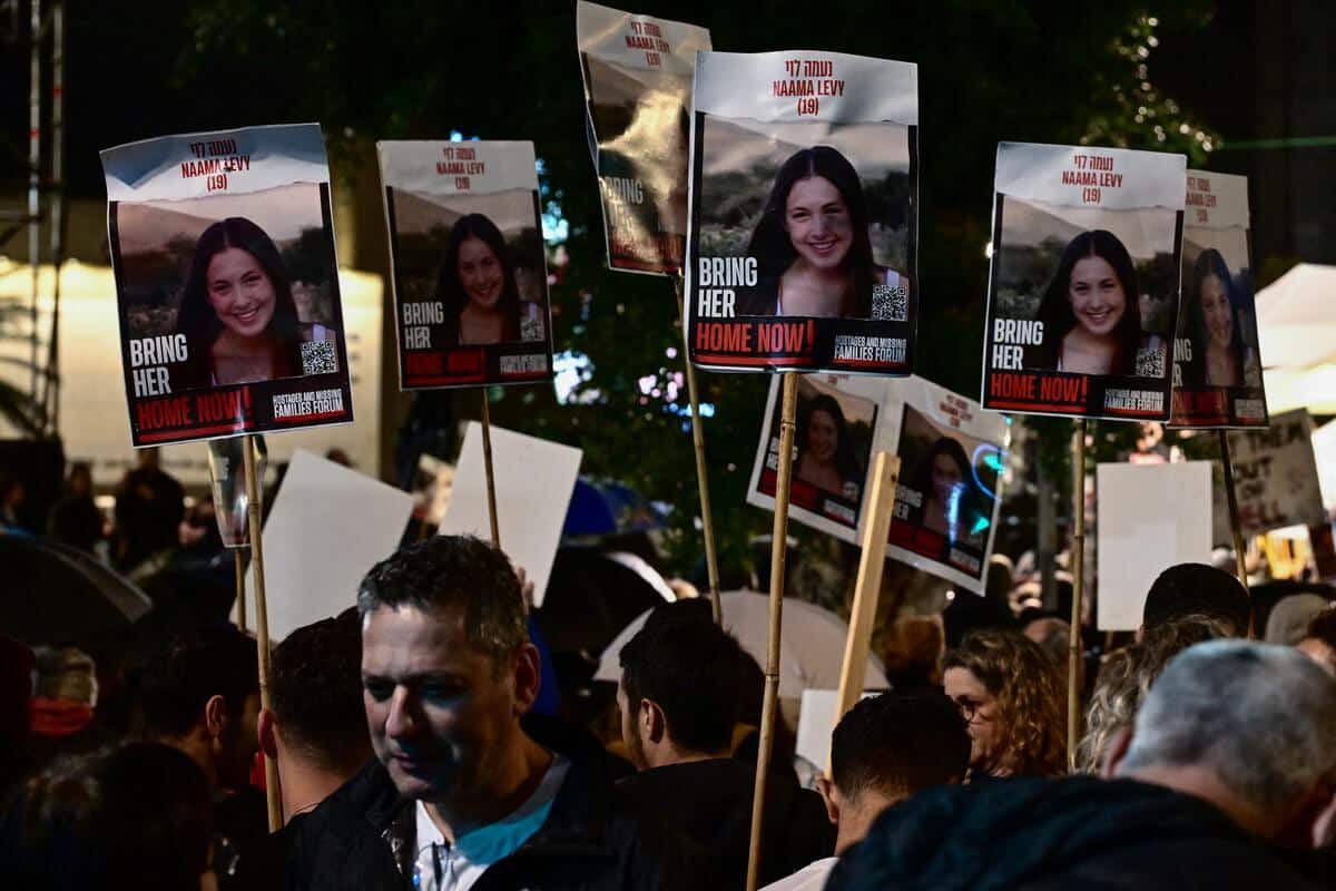 Familias de rehenes israelíes manifiestan ante parlamento