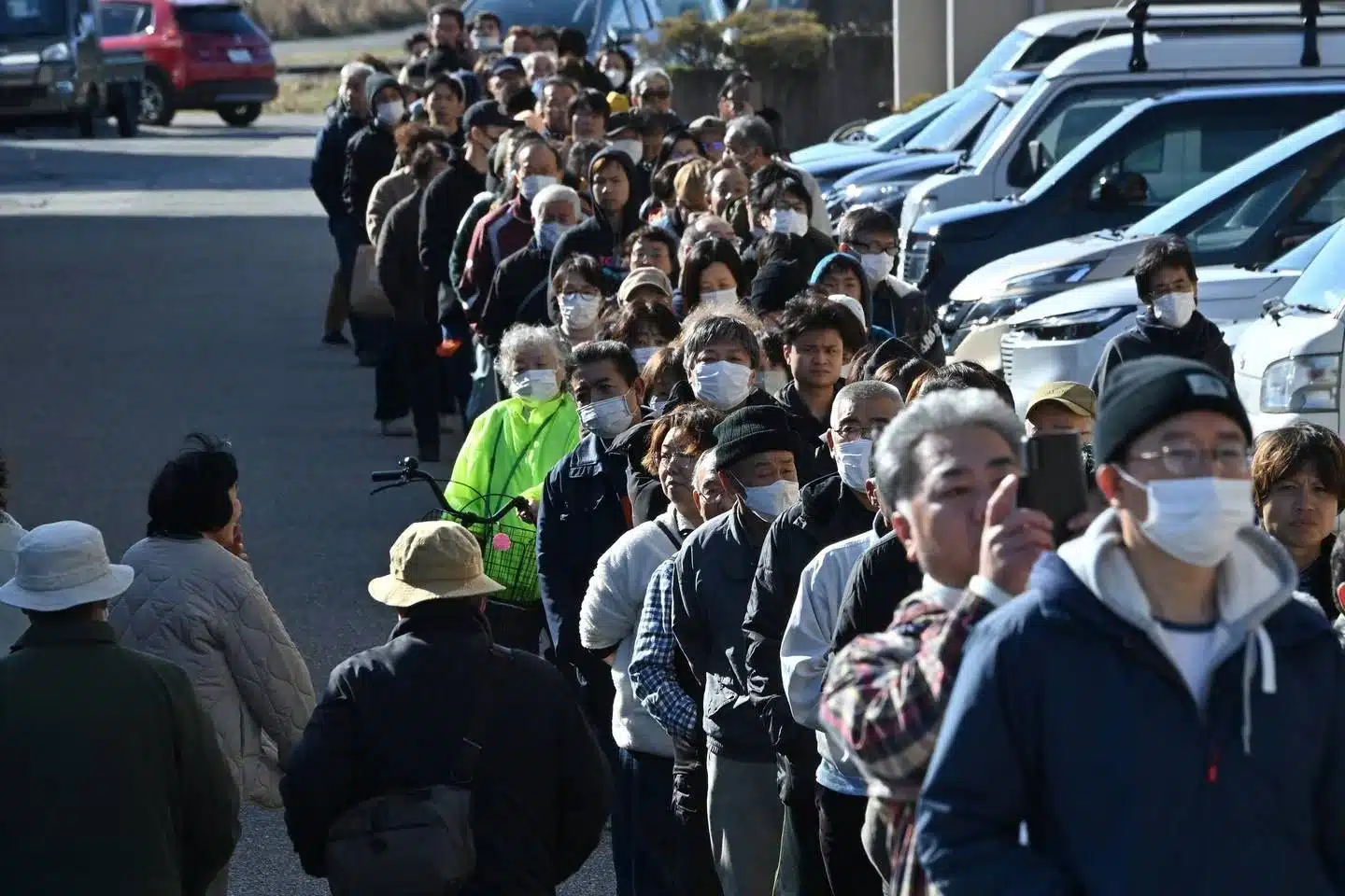 Extensas filan en Japón para recibir agua tras terremoto