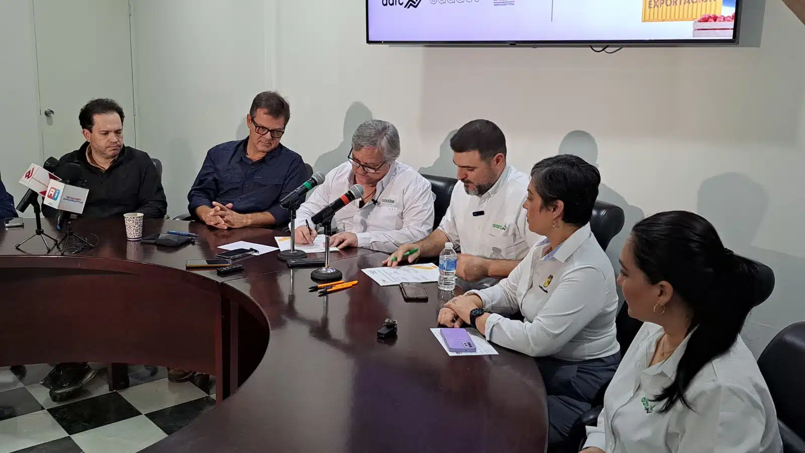 Firma de convenio entre Expo Agro y Pro Familioa Jornaleros