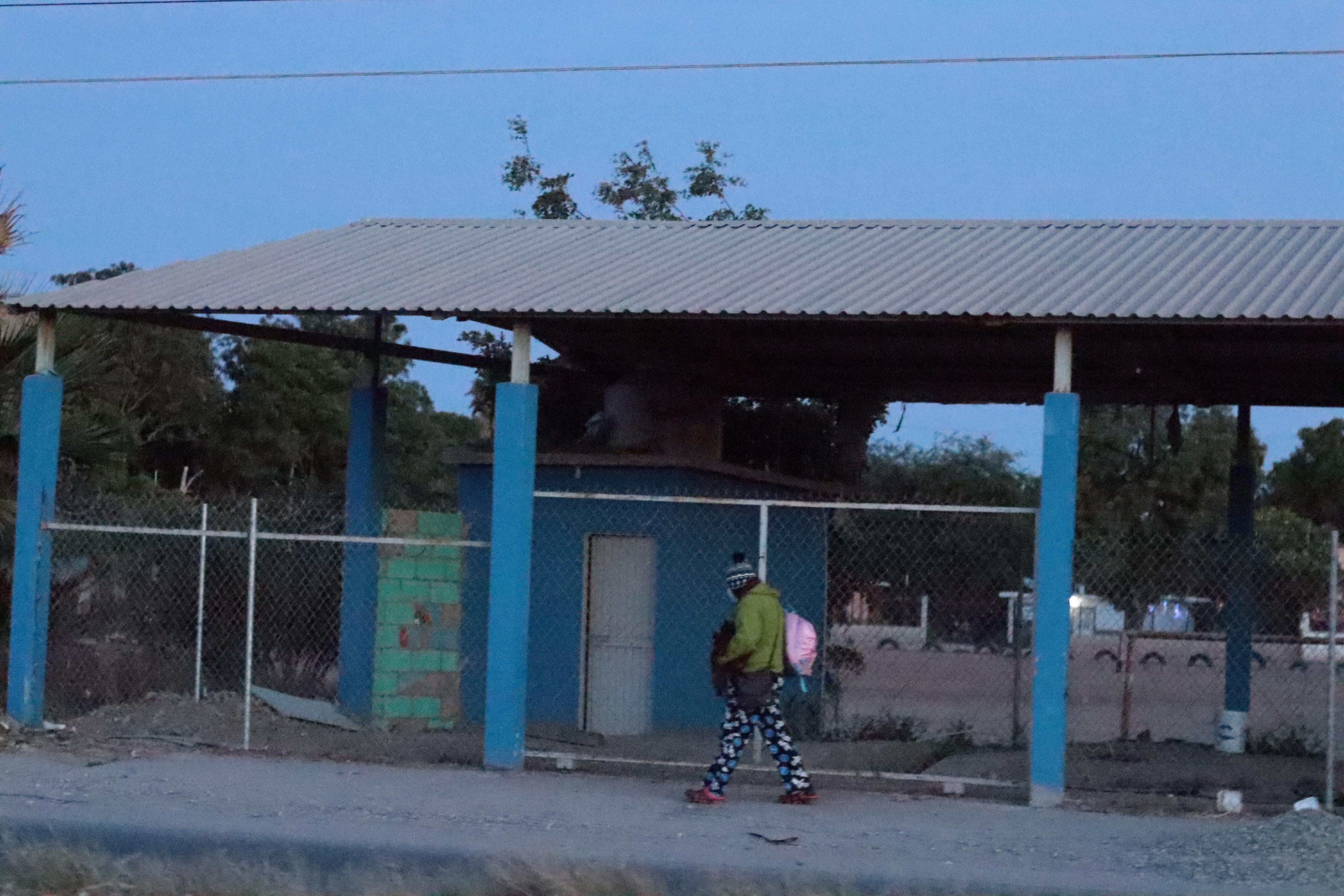 Una persona abrigada por el intenso frío en Choix