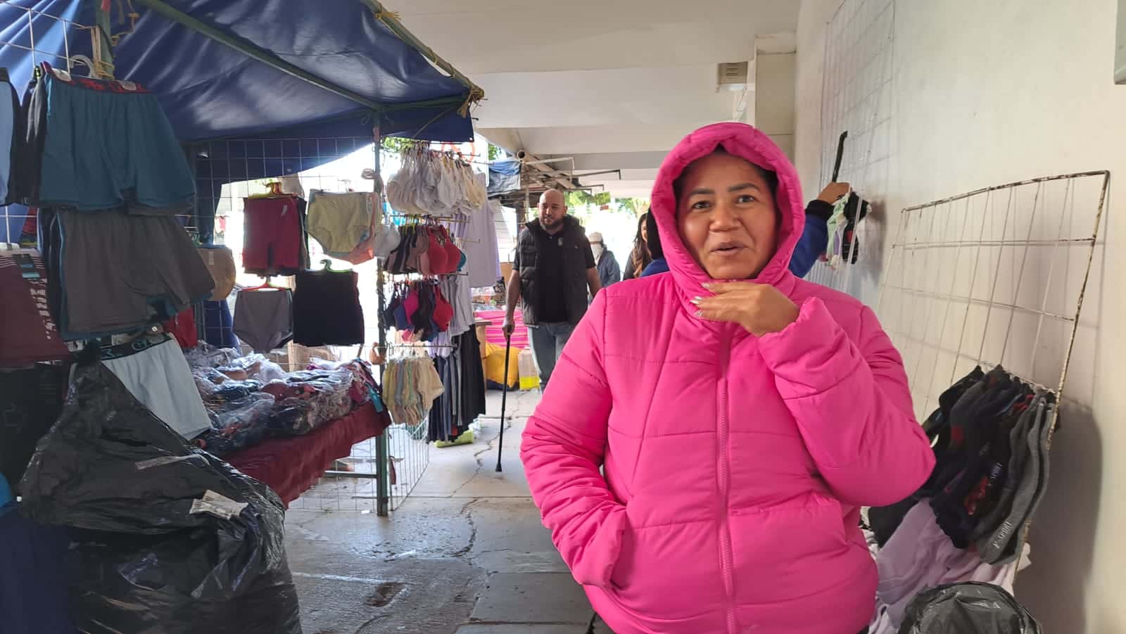 Una persona con una chamarra gruesa para abrigarse del intenso frío en Guasave