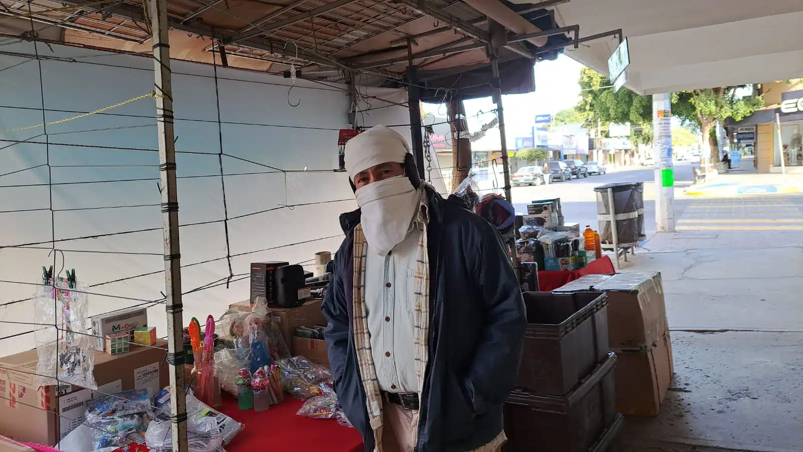 Una persona con una chamarra gruesa para abrigarse del intenso frío en Guasave