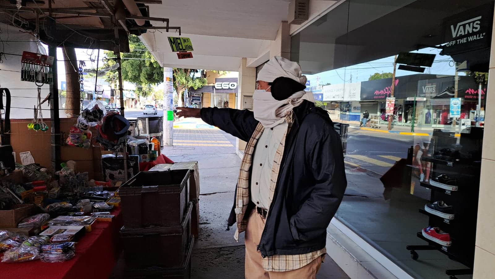 Una persona con una chamarra gruesa para abrigarse del intenso frío en Guasave